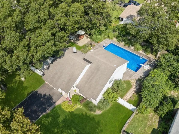 27 Sugarbush Lane, Coram, NY 11727