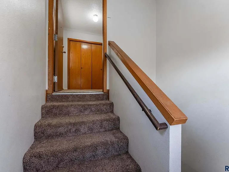 1409 E Nye St — Photo 3