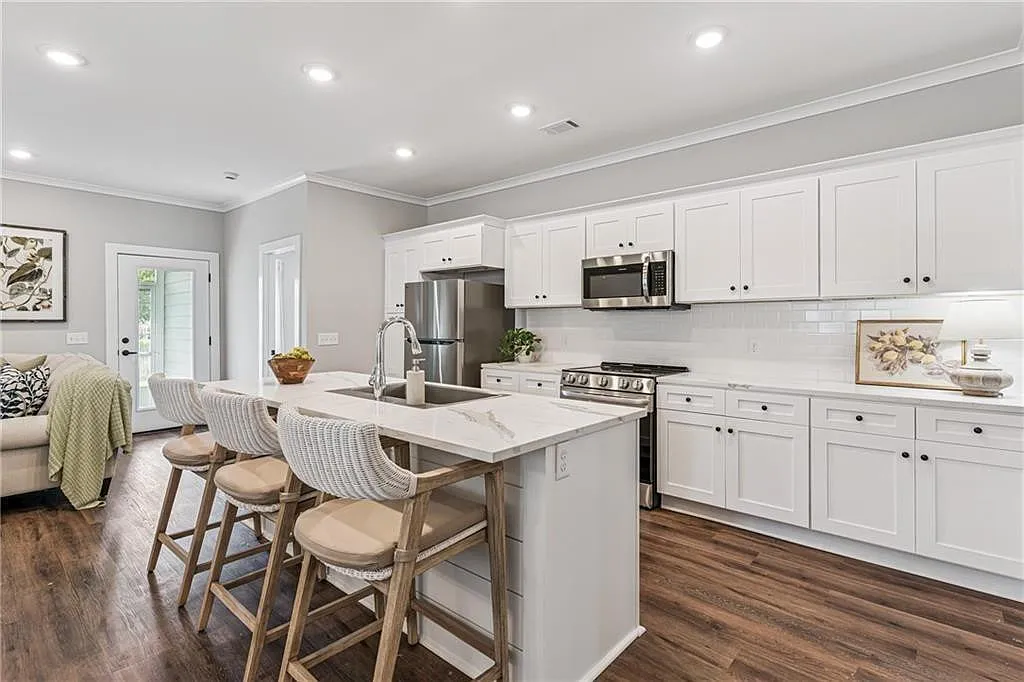3 bed, 2.0 bath, 1704 sqft, $2,150 — Photo 3