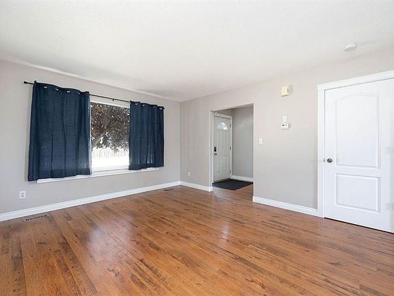 5th image of 632 N Athabasca Ave