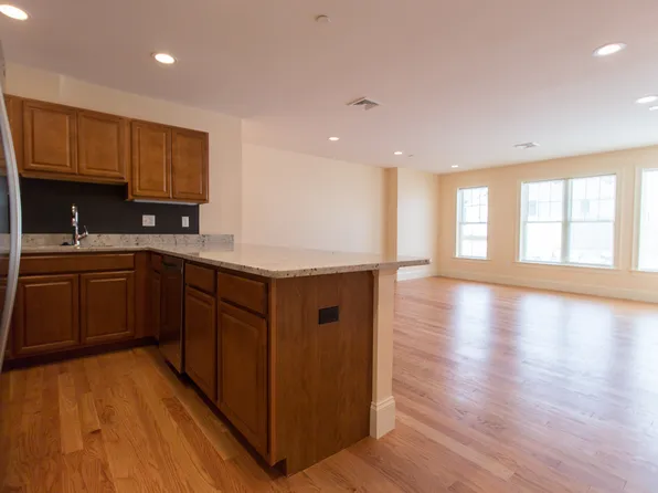 5165 Washington St #7, Boston, MA 02132