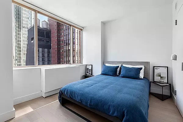 320 West 39th Street — Photo 2