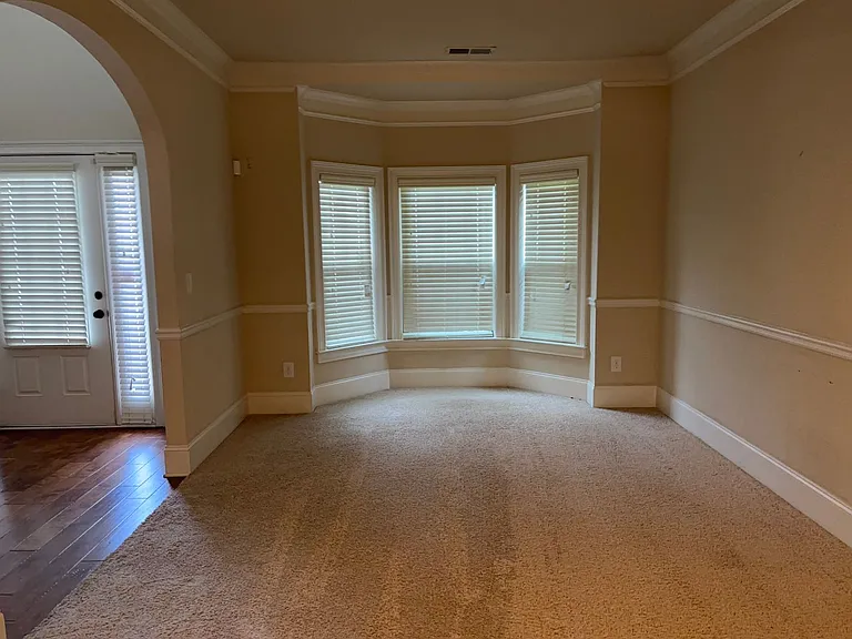 717 Porter Ln — Photo 2