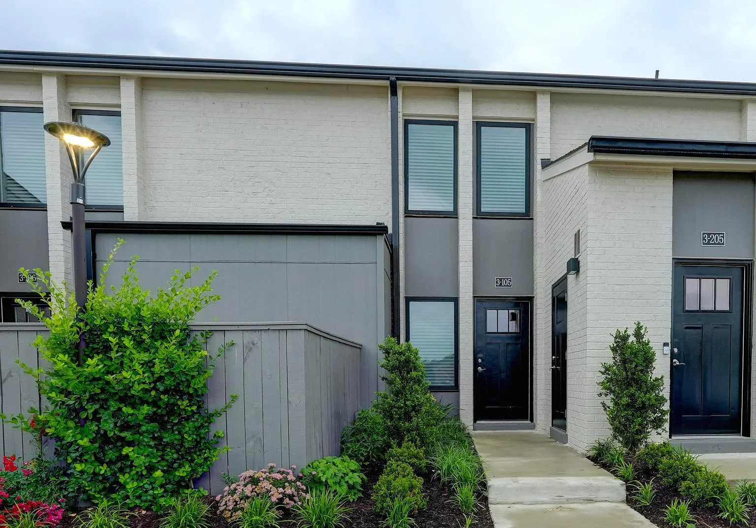 2 bed, 823 sqft, $2,240 — Photo 1