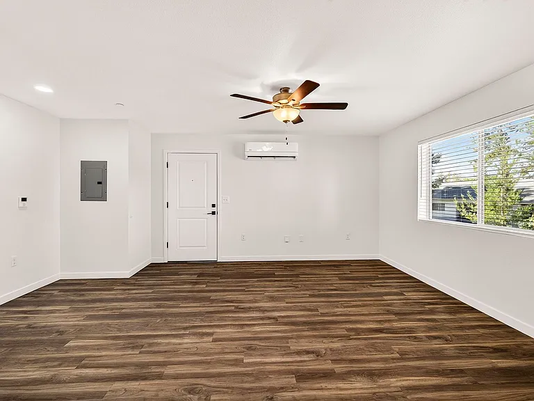 Villa Monterey Apartments — Photo 47