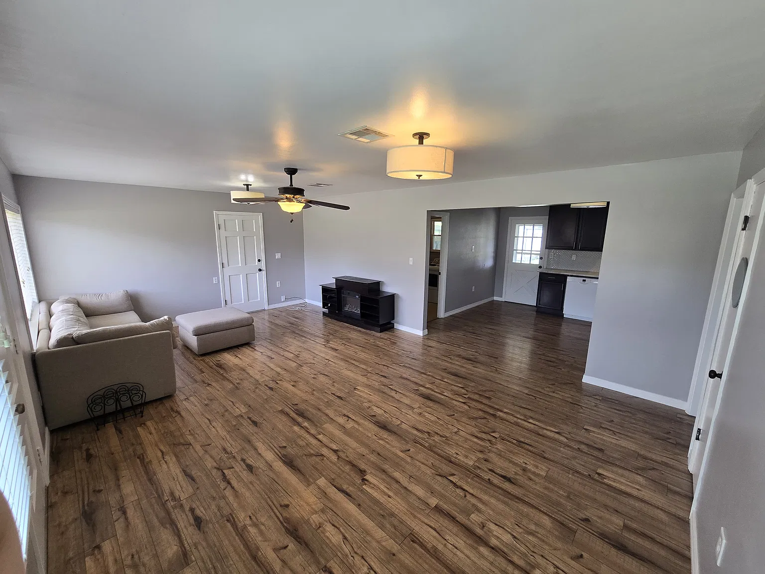 3 bed, 1200 sqft, $1,900 — Photo 2