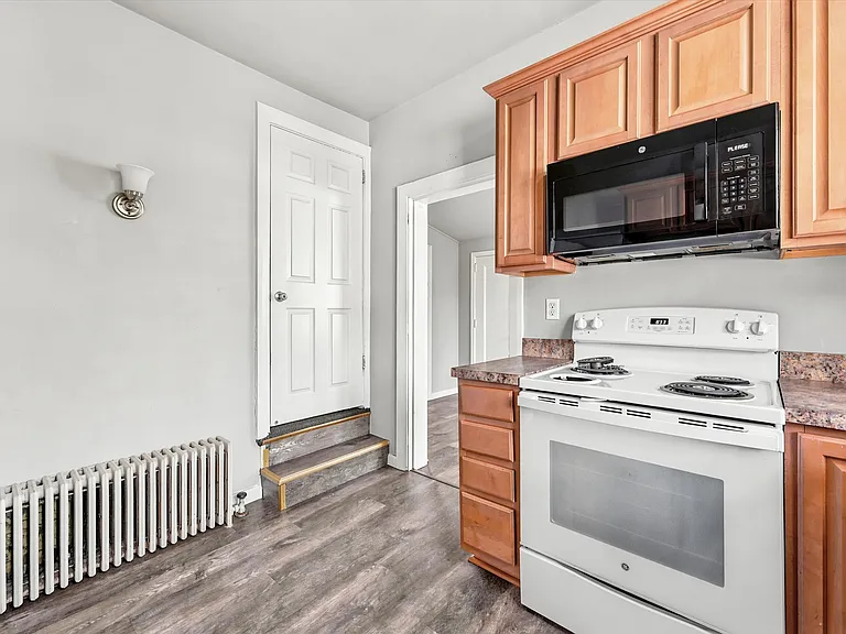 121 Sharpless St — Photo 8