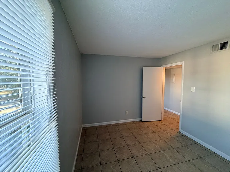 1616 E Moore St — Photo 3