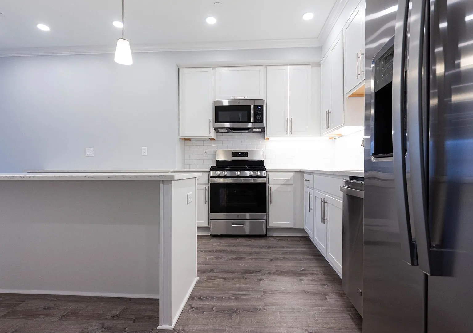 No Fee Renovated 4 Bed/2 Bath On Brighton/Newton Line With Central Air, Laundry — Photo 3