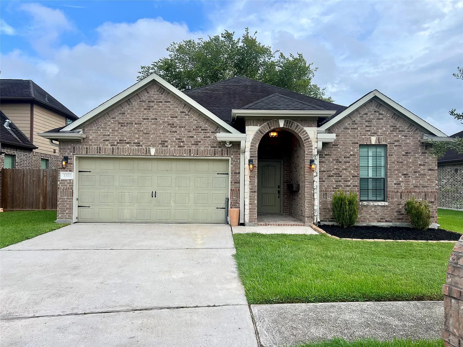 3 bed, 2.0 bath, 2285 sqft, $2,800 — Photo 1