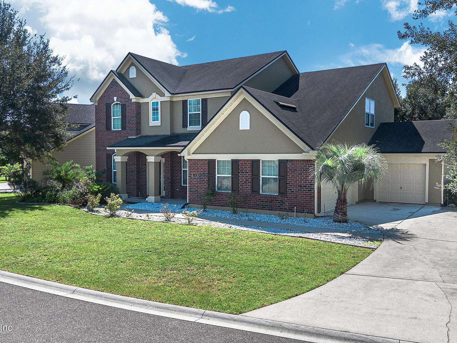 4 bed, 2.5 bath, 2806 sqft, $3,000 — Photo 2