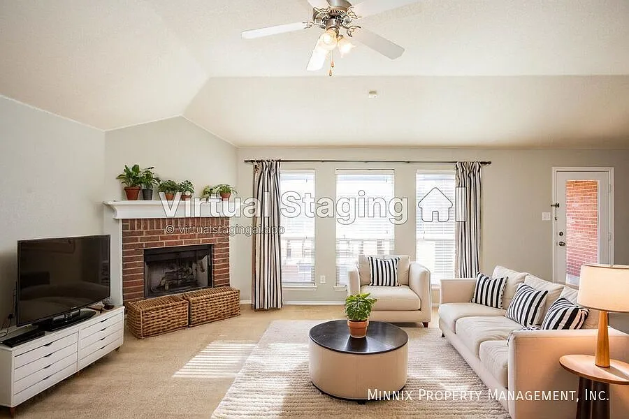 3 bedroom/ 2 bath | 5015 Itasca St. — Photo 2