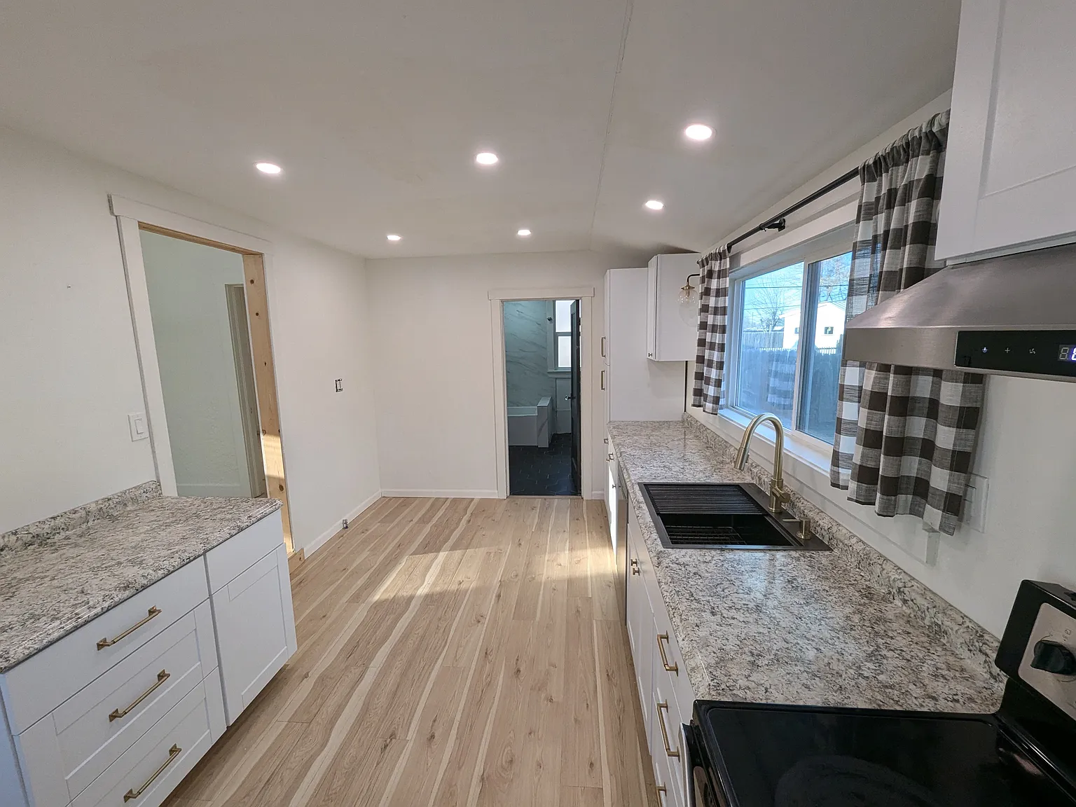 2 bed, 832 sqft, $1,450 — Photo 2