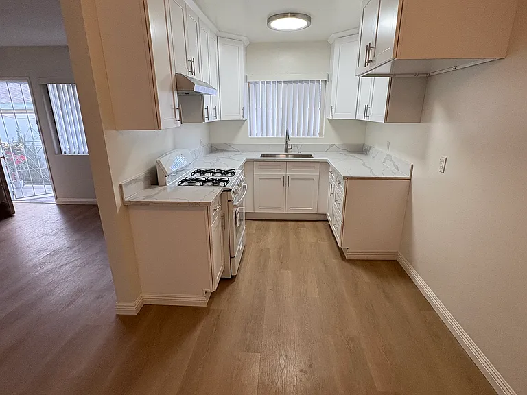429 W Glenoaks Blvd #4 — Photo 4