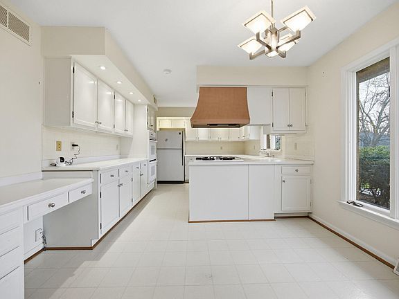 29th image of 2044 Manor Dr