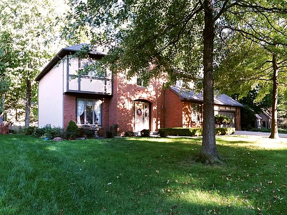2nd image of 208 Woodedge Cir W