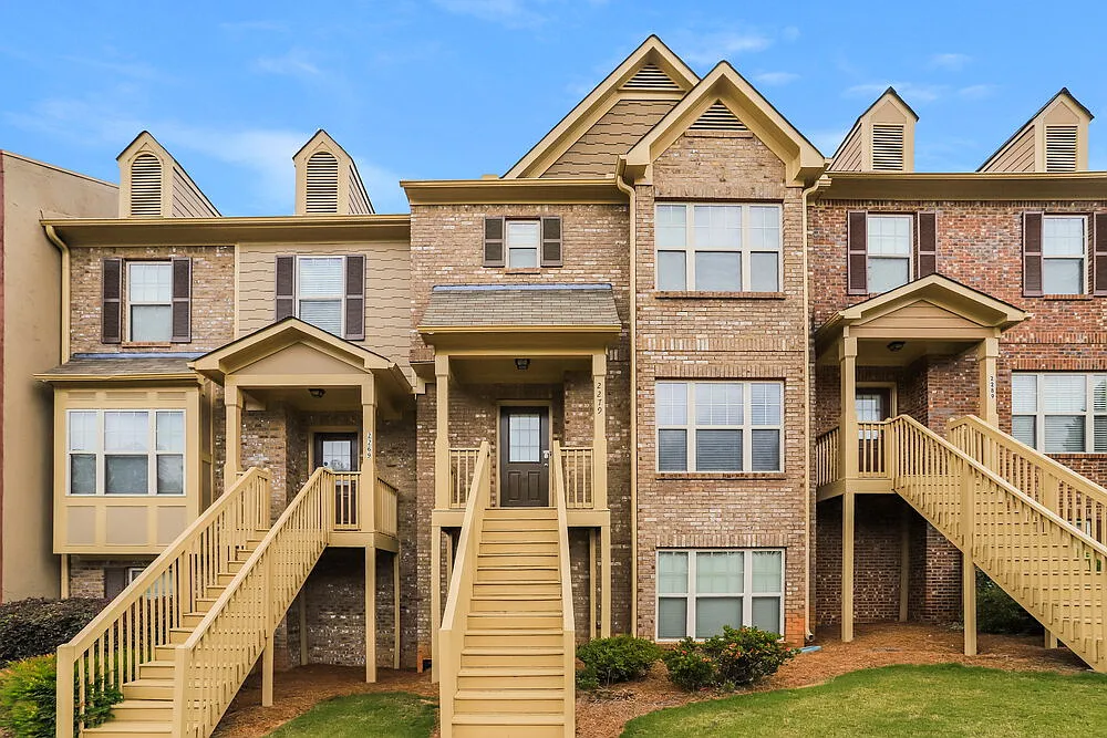 3 bed, 2.5 bath, 1905 sqft, $2,080 — Photo 1