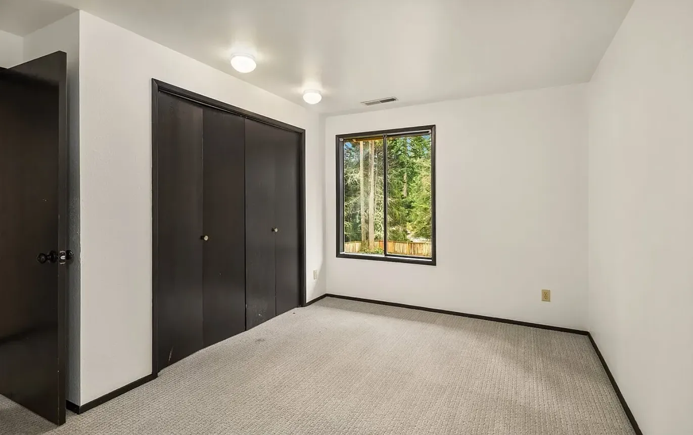 4 bed, 2640 sqft, $4,350 — Photo 2