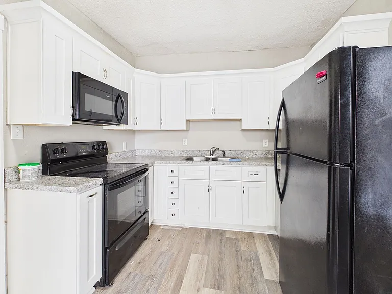 207 Wellford St — Photo 3
