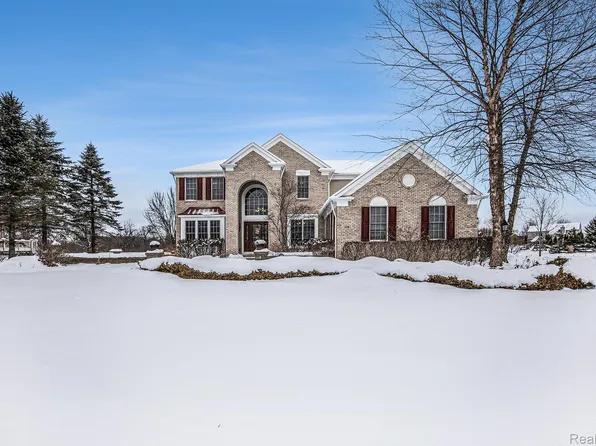 3708 Barn Meadow Ln, Lake Orion, MI 48362