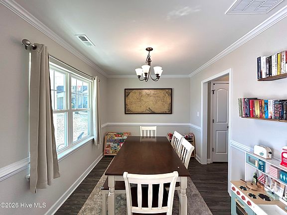 4th image of 402 Crestmont Court
