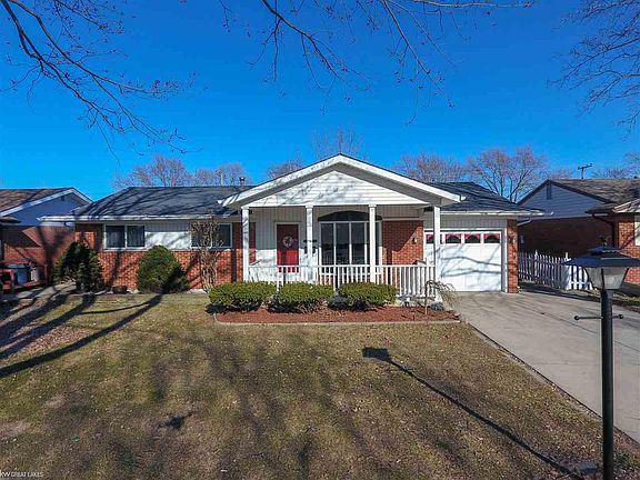 3rd image of 39416 Roslyn Dr