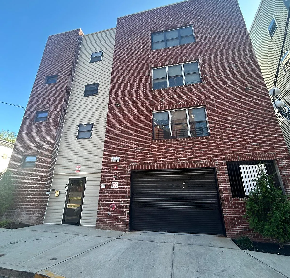 154 Hamilton Ave — Photo 1