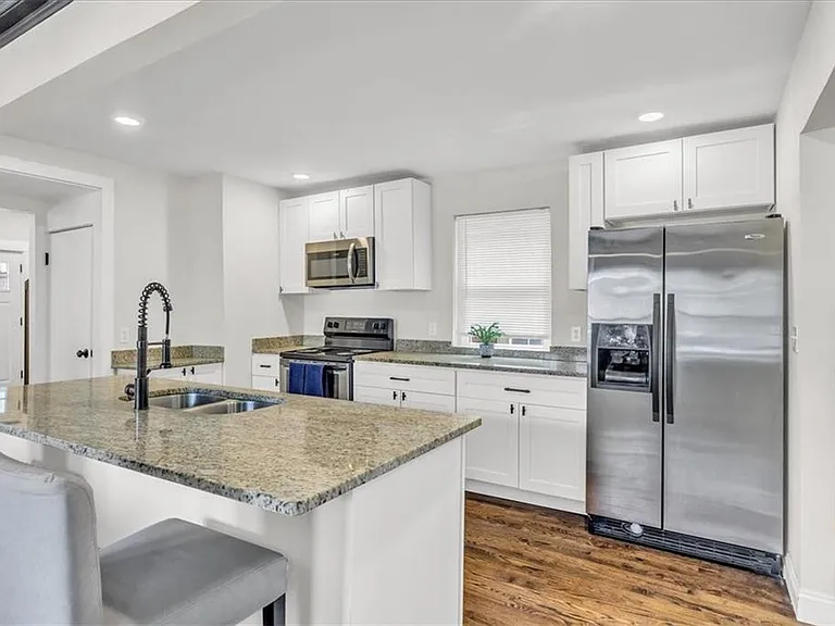 200 Monroe Ave — Photo 5