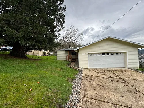 1560 NE Winter St Photo 1