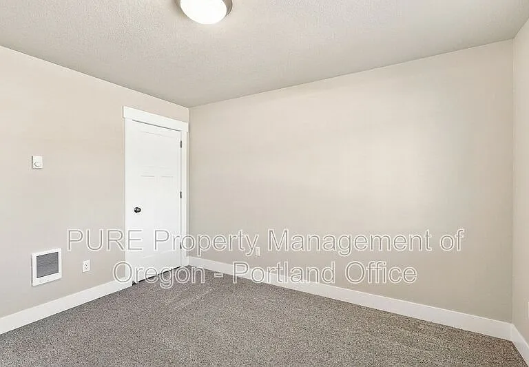 588 NE Alderwood Dr — Photo 21