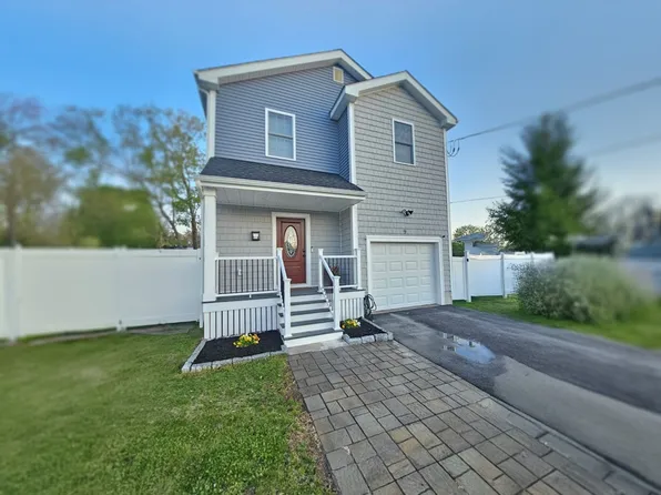 9 Hall St, Webster, MA 01570