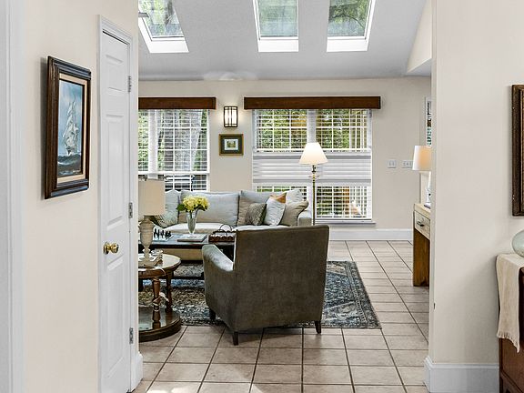 5th image of 1666 Pondside Dr