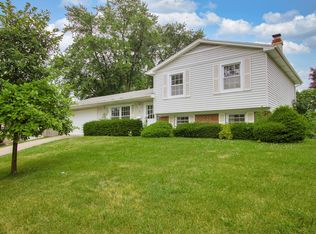 35 Meadowbrook Ln, Lake Zurich, IL 60047
