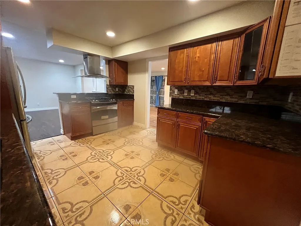 6 bed, 3.5 bath, 2322 sqft, $4,400 — Photo 2