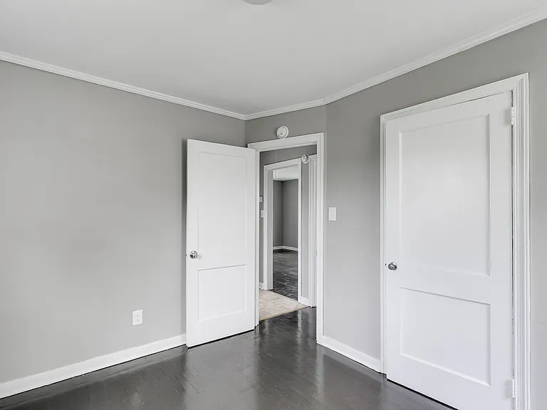 905 E 15th St — Photo 10