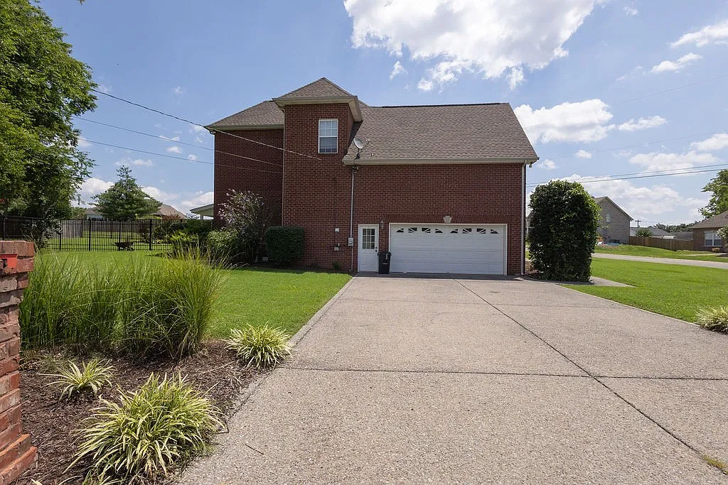 3 bed, 2.5 bath, 2809 sqft, $3,000 — Photo 3