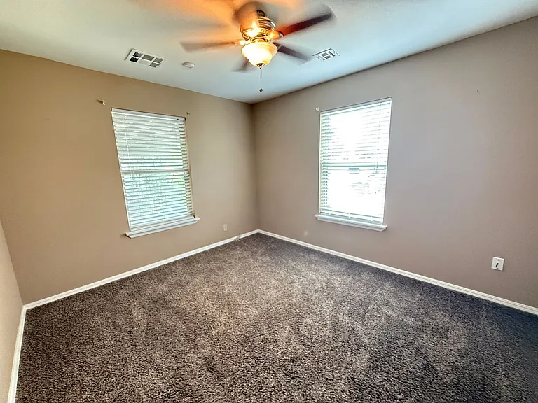 537 E Allen St — Photo 16