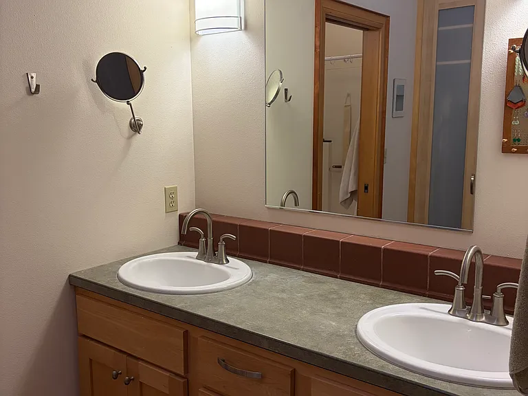 Primary bedroom vanity.