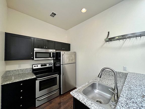 4th image of 4720 NE Glisan St APT 203