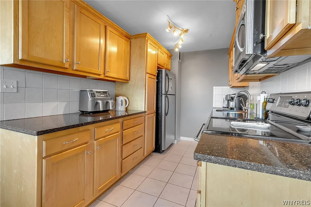 1 bed, 1.5 bath, 867 sqft, $1,800 — Photo 3