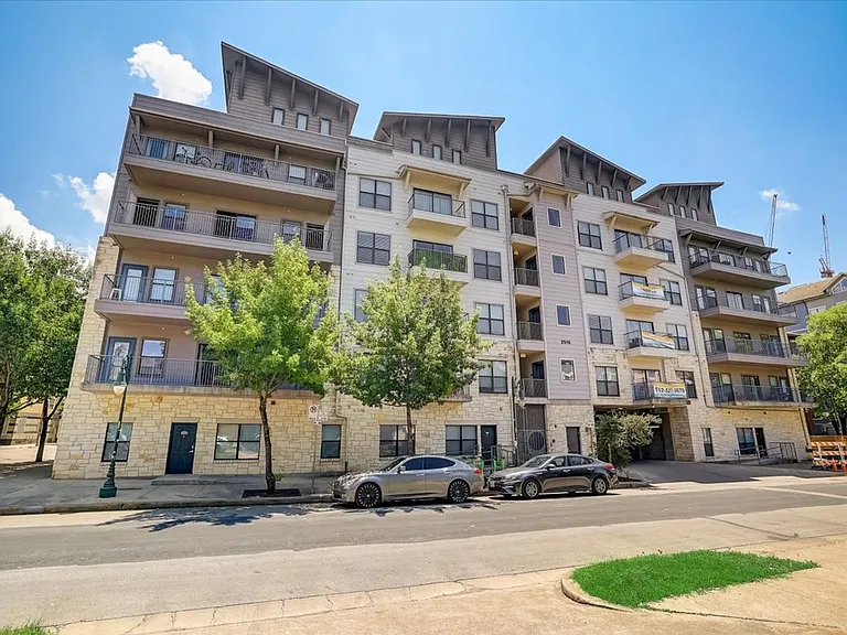 Texan Pearl Best Value in West Campus — Photo 2
