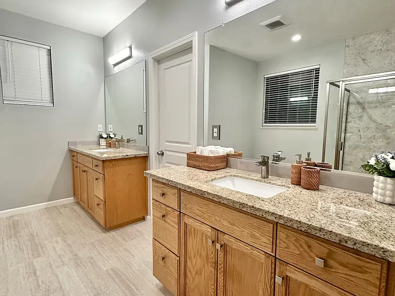 1226 Laurel Park Cir — Photo 1