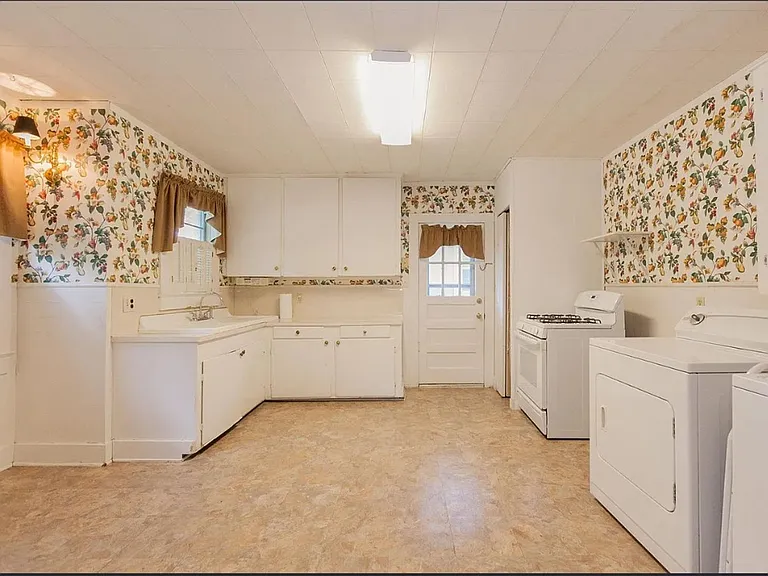 422 Glenmore Ave — Photo 2