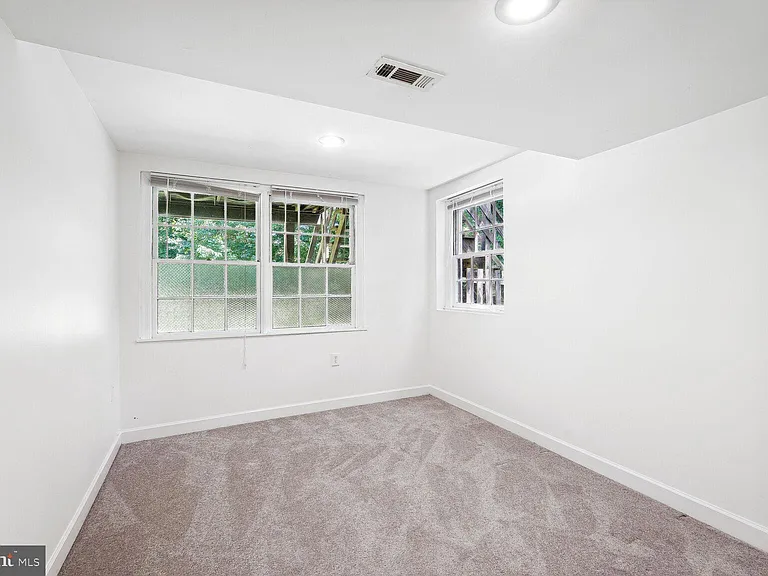7001 Longwood Dr — Photo 19