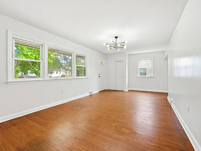 120 Webster Ave — Photo 6