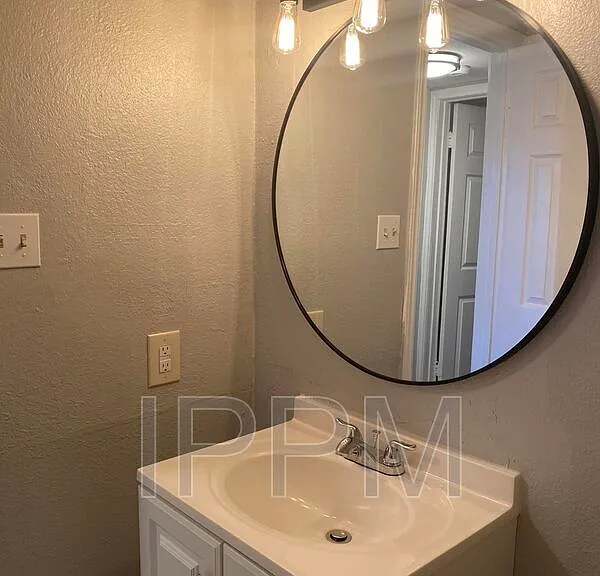910 E Adams Ave — Photo 7