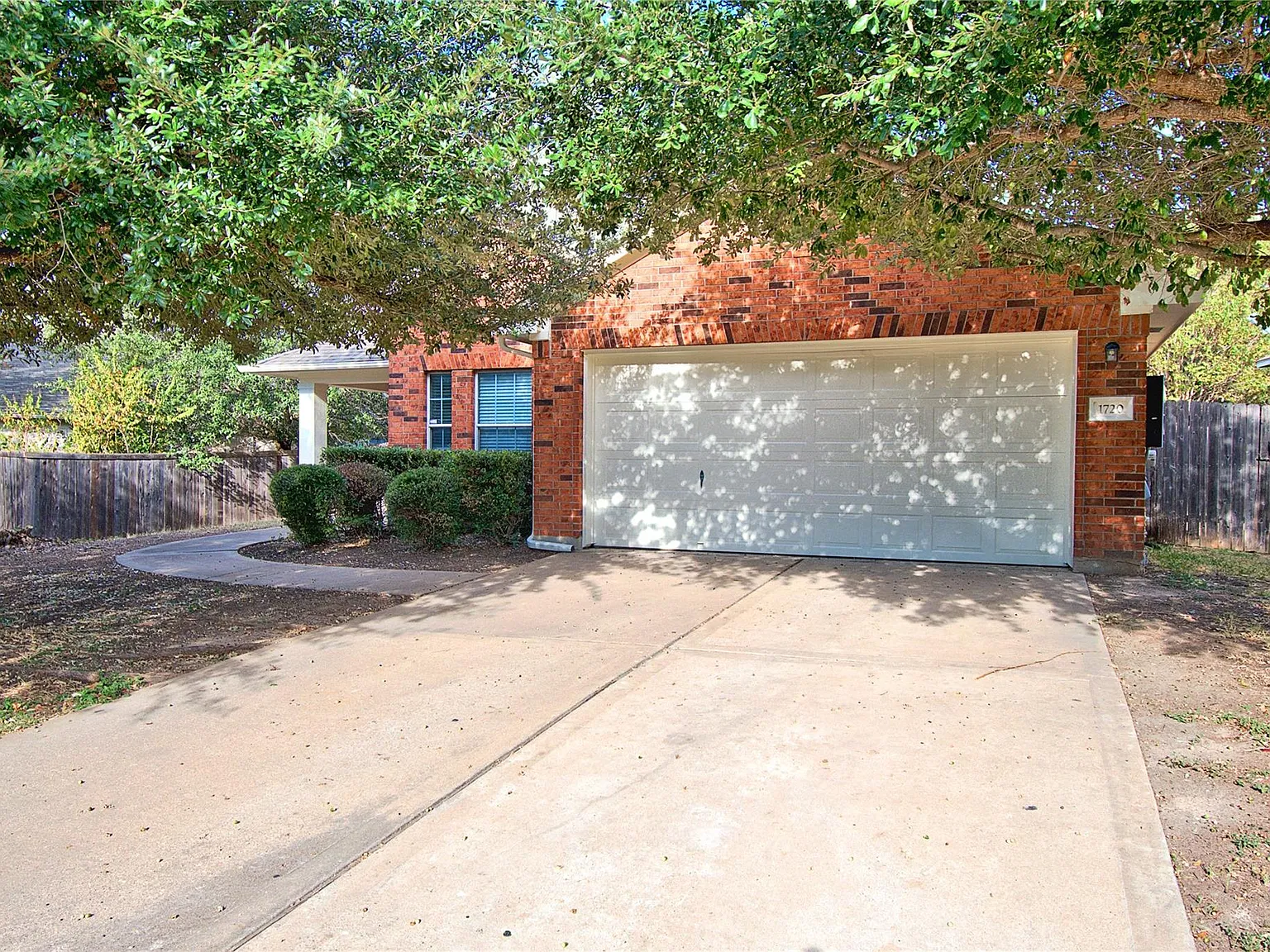 3 bed, 2.0 bath, 1636 sqft, $2,095 — Photo 2
