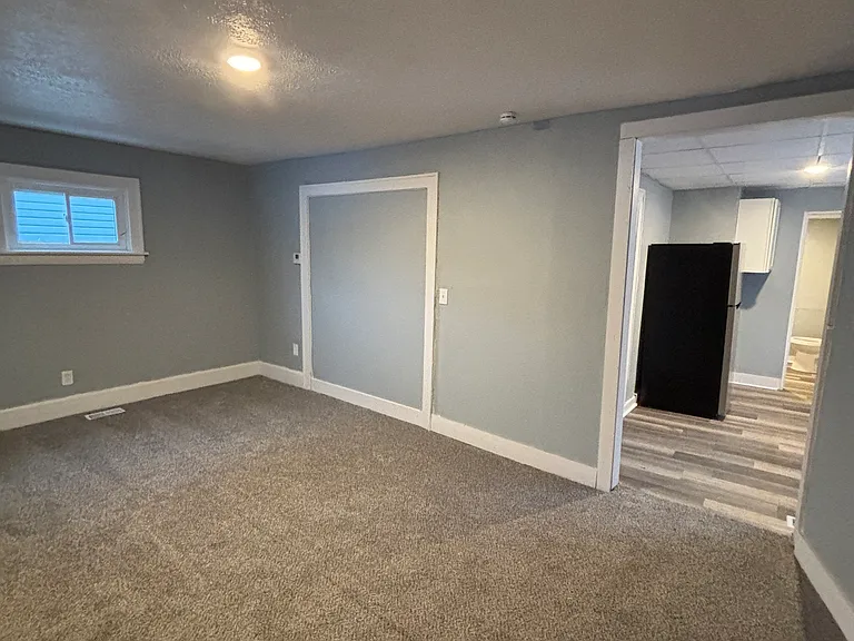 496 Whitney Ave — Photo 4