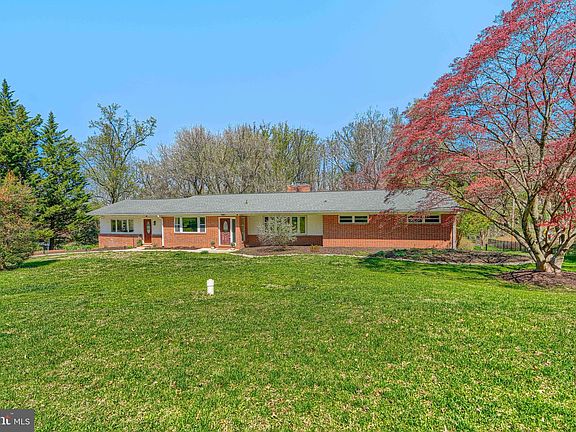 4th image of 802 Stone Barn Rd