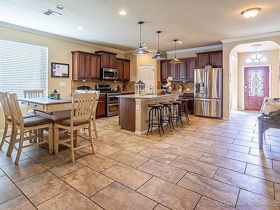 Kitchen & Breakfast Area